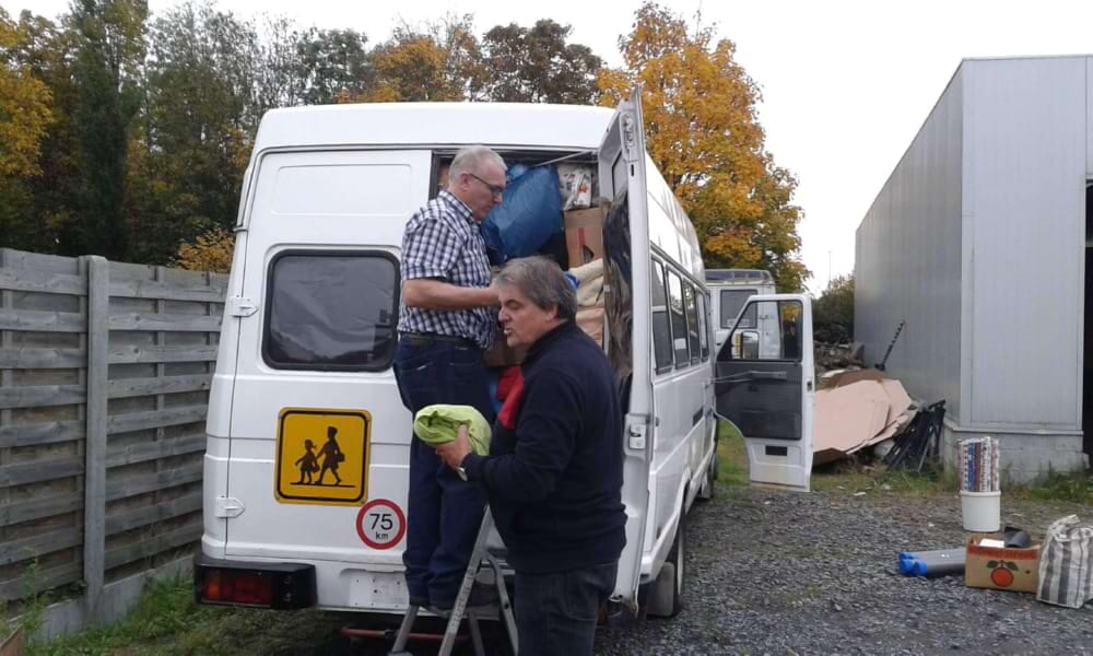 Opsturen 3 schoolbussen met hulpgoederen