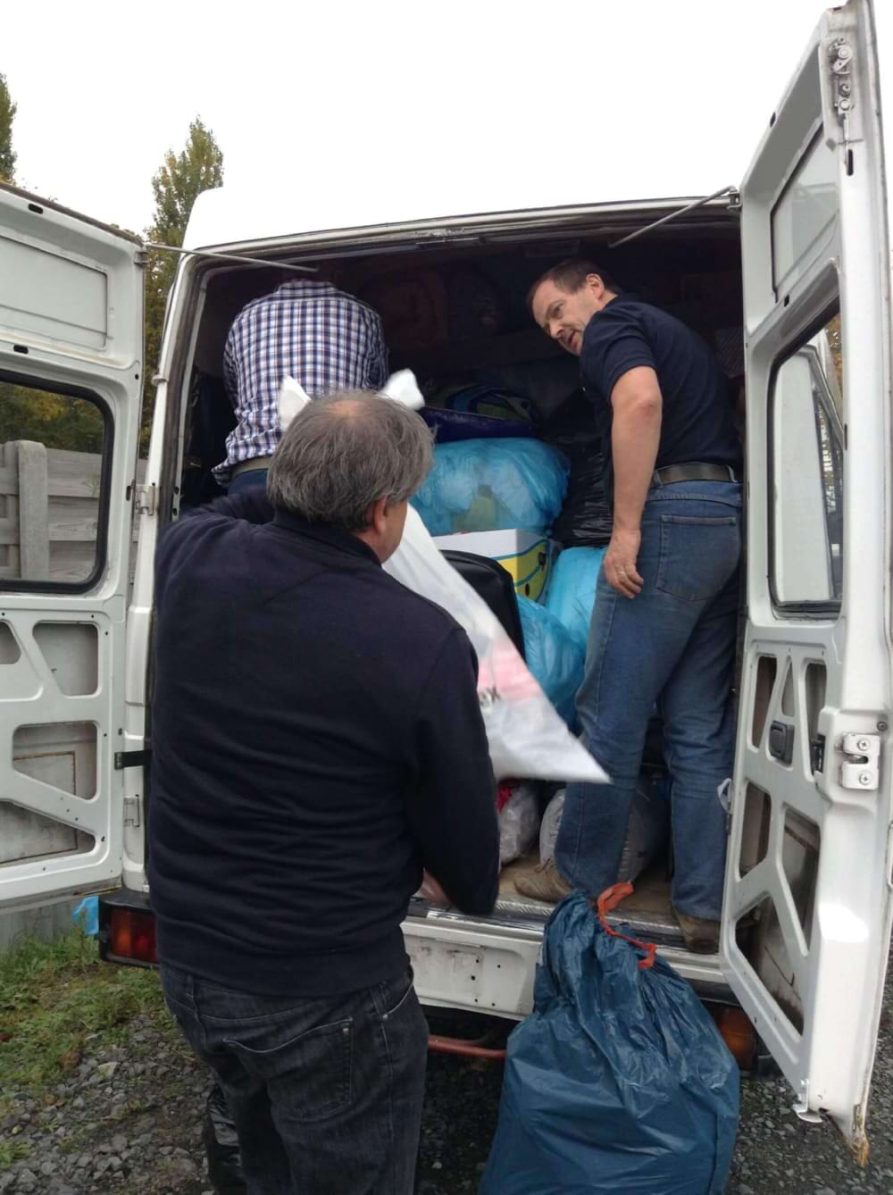 Opsturen 3 schoolbussen met hulpgoederen