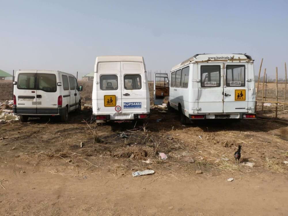 Opsturen 3 schoolbussen met hulpgoederen