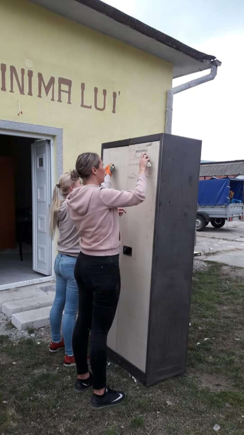 Steunactie meubilair, kledij